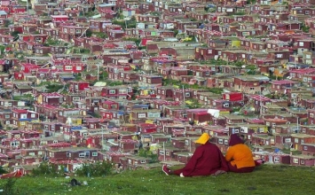 'Thánh địa Phật giáo' Tây Tạng đẹp choáng ngợp trước khi phá dỡ